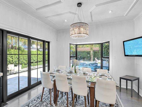 Luxurious 4-Bedroom Retreat Near Las Olas Blvd with Heated Pool